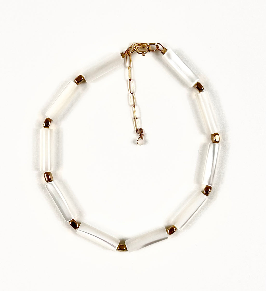 Ce bracelet délicat est composé de perles de nacre blanche aux reflets doux et lumineux, associées à des perles d’hématite qui apportent un contraste subtil et une touche d’éclat.