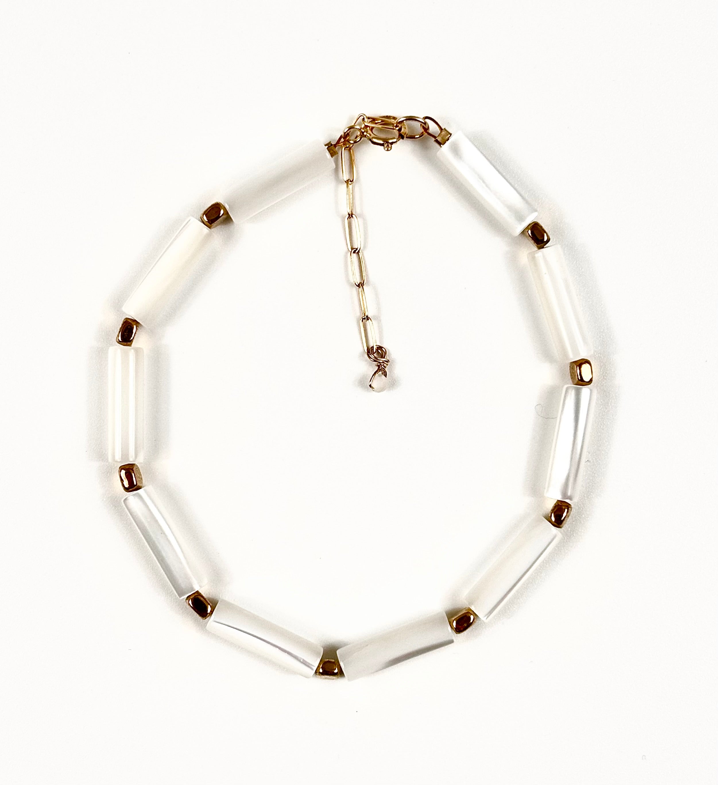 Ce bracelet délicat est composé de perles de nacre blanche aux reflets doux et lumineux, associées à des perles d’hématite qui apportent un contraste subtil et une touche d’éclat.