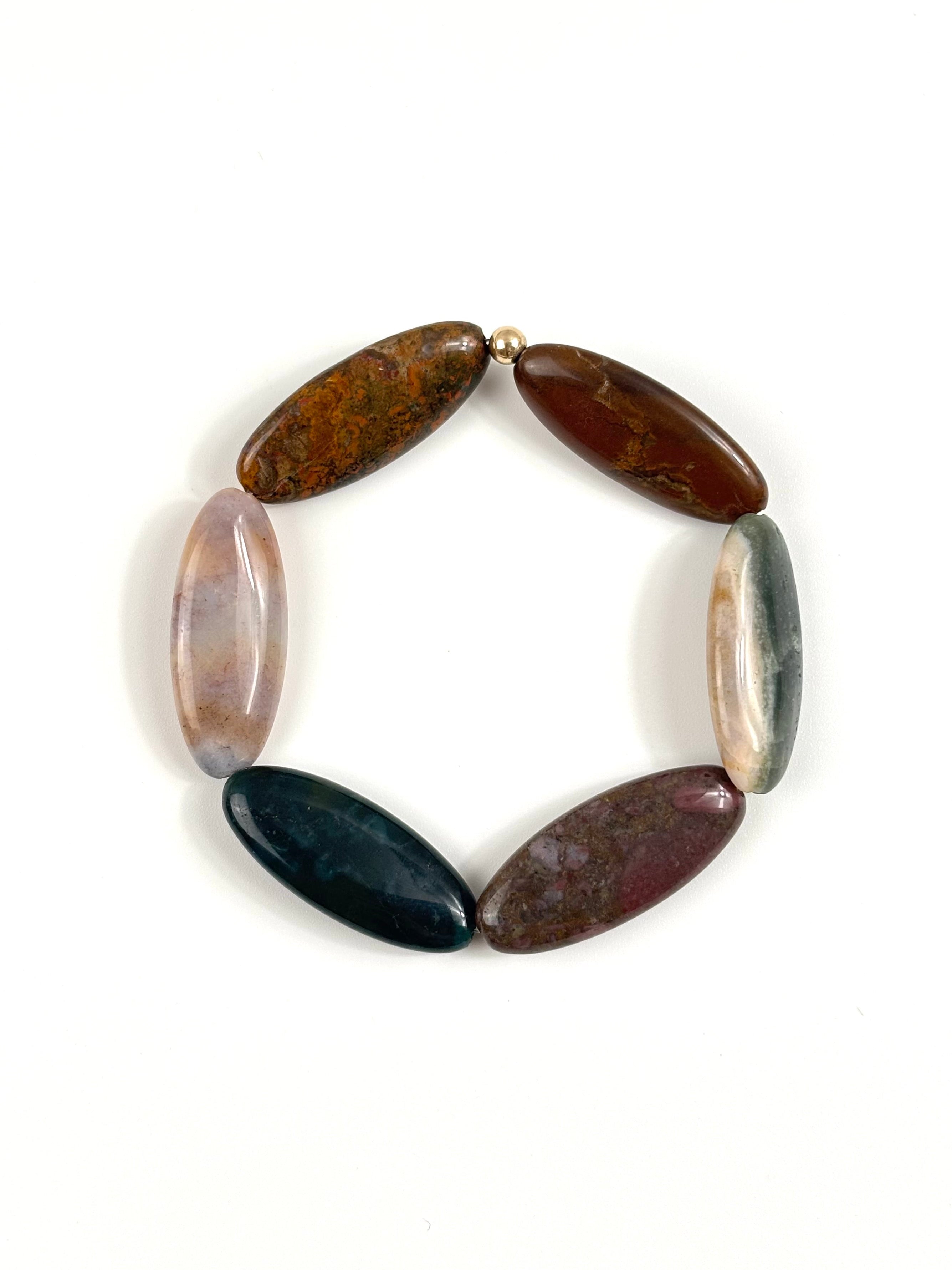 Ce bracelet est composé de grandes pierres semi-précieuses de forme ovale, sublimées par une perle en gold filled 14 carats qui apporte une touche lumineuse et élégante à l’ensemble.