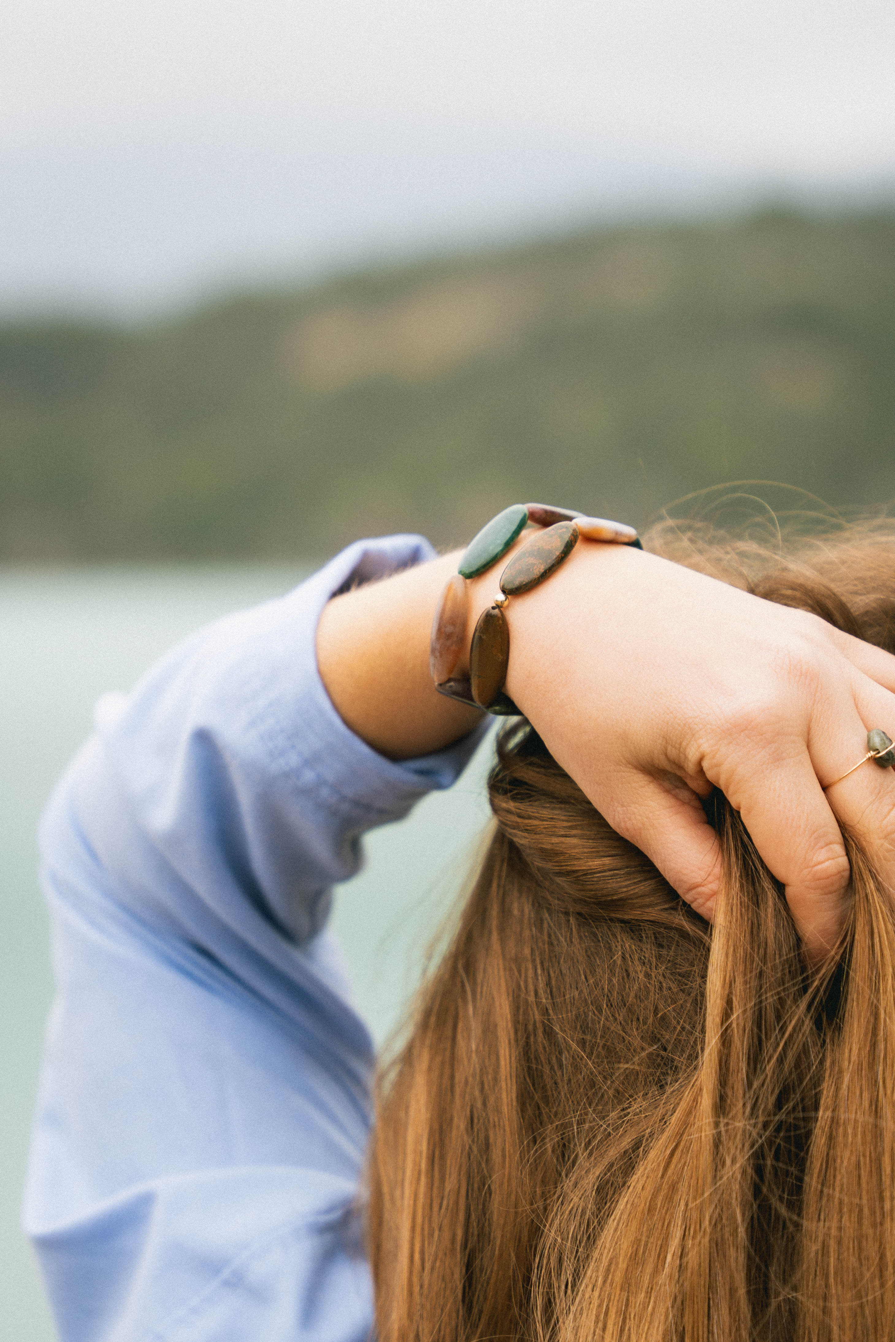 Ce bracelet est composé de grandes pierres semi-précieuses de forme ovale, sublimées par une perle en gold filled 14 carats qui apporte une touche lumineuse et élégante à l’ensemble.