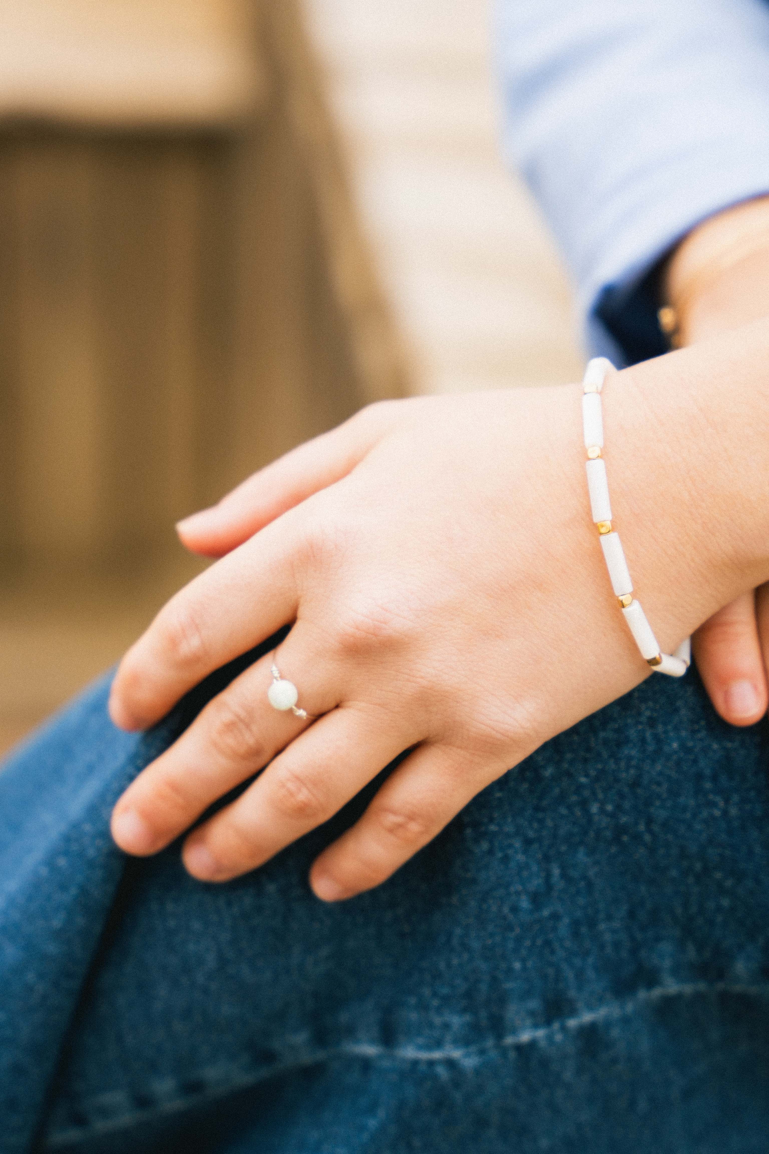 Ce bracelet délicat est composé de perles de nacre blanche aux reflets doux et lumineux, associées à des perles d’hématite qui apportent un contraste subtil et une touche d’éclat.