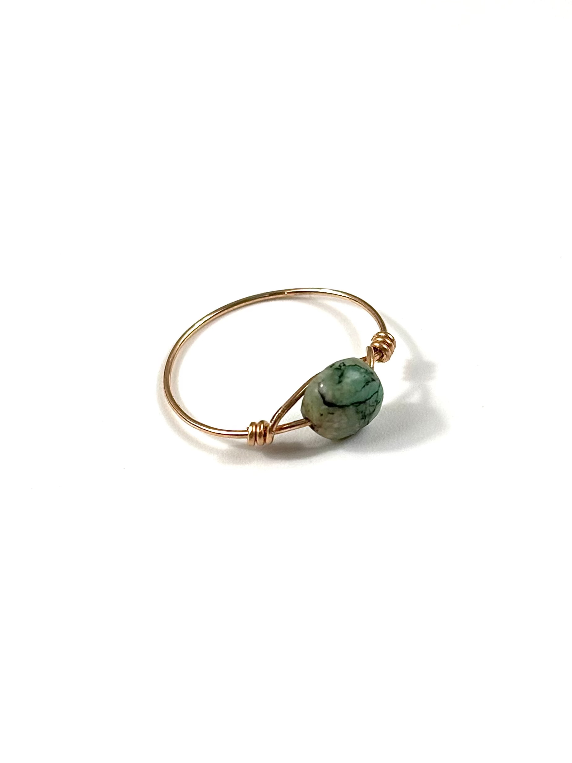 Bague fine Pichoun, pierre facettée sur fil gold filled, pierre verte – ËZÜ Bijoux
