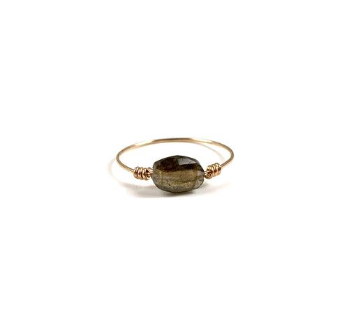 Bague Nine, labradorite ovale facettée sur fil gold filled – ËZÜ Bijoux