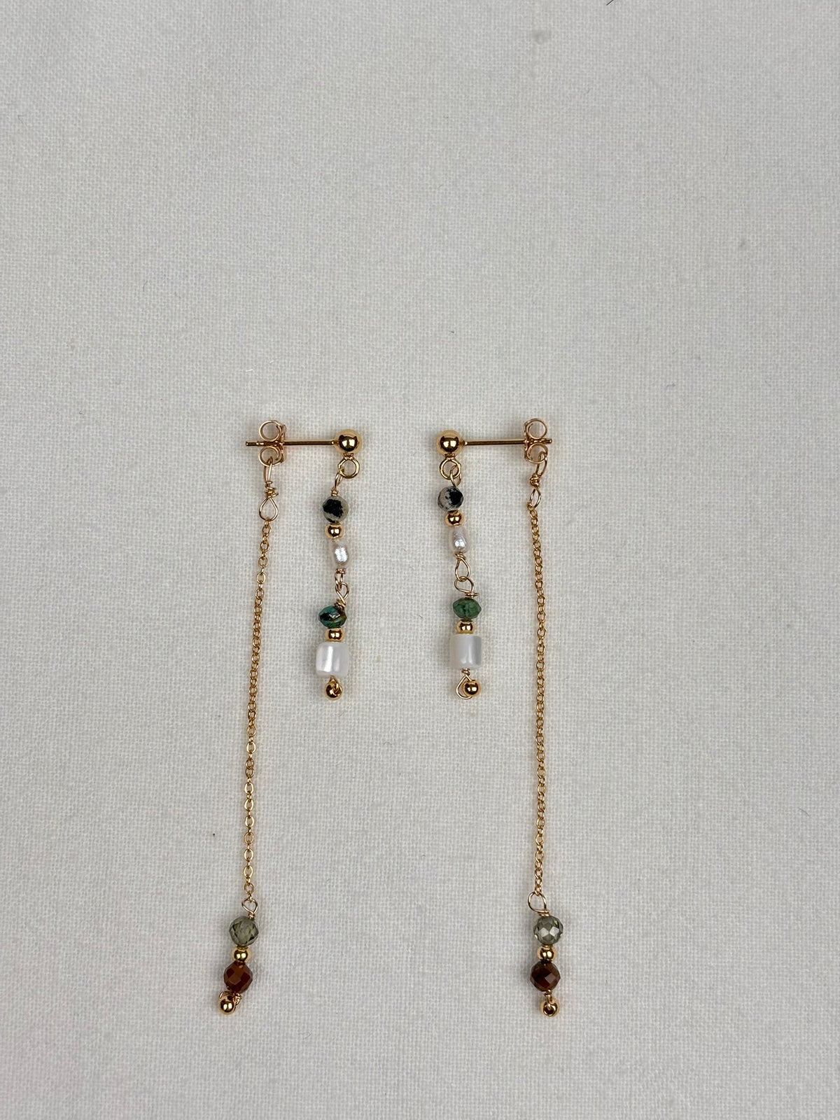 Boucles d'oreilles pendantes Duo, perles et chaînette gold filled – ËZÜ Bijoux