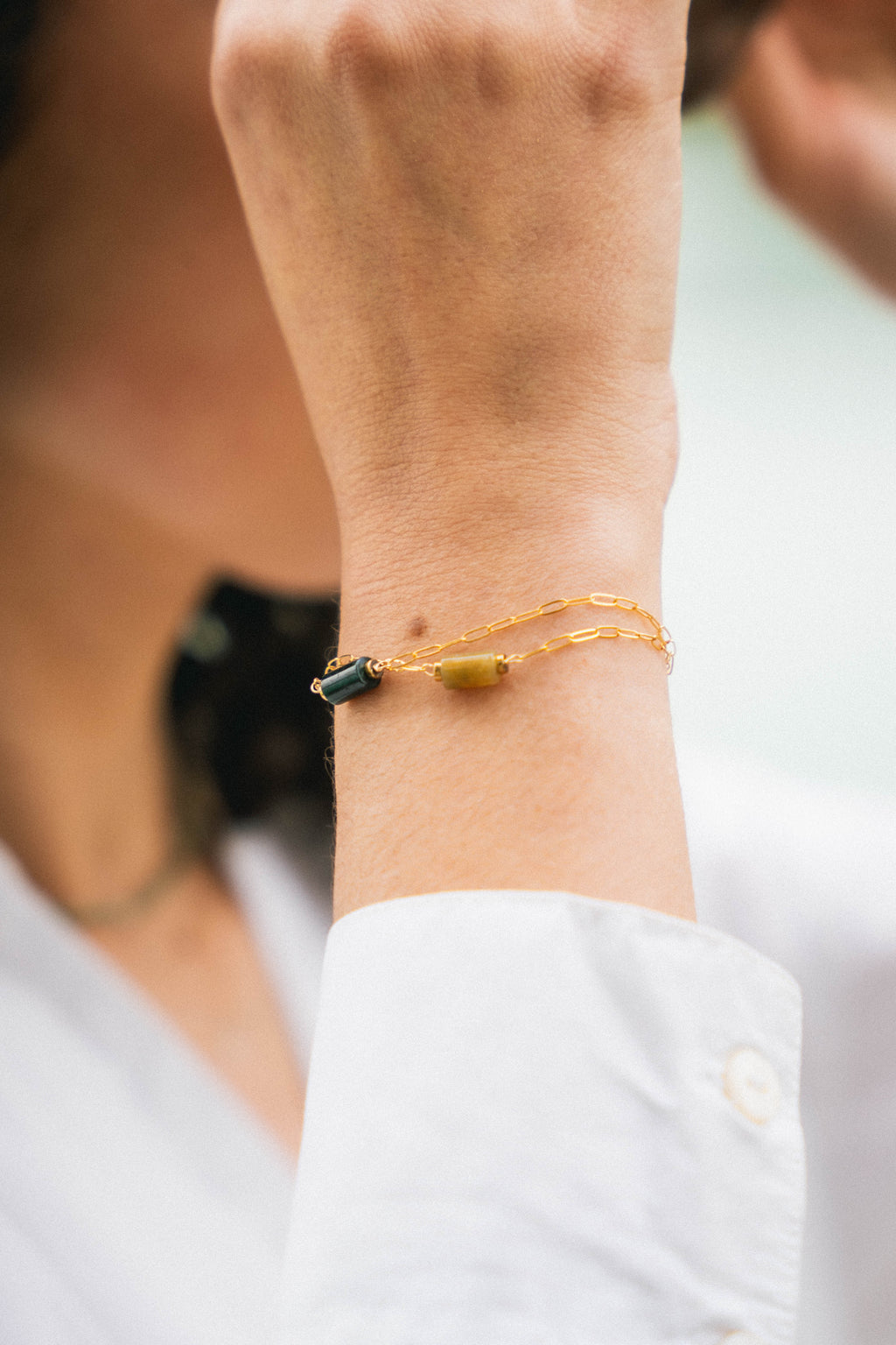 Bracelet Pistou, chaîne fine gold filled et perle d'agate – ËZÜ Bijoux