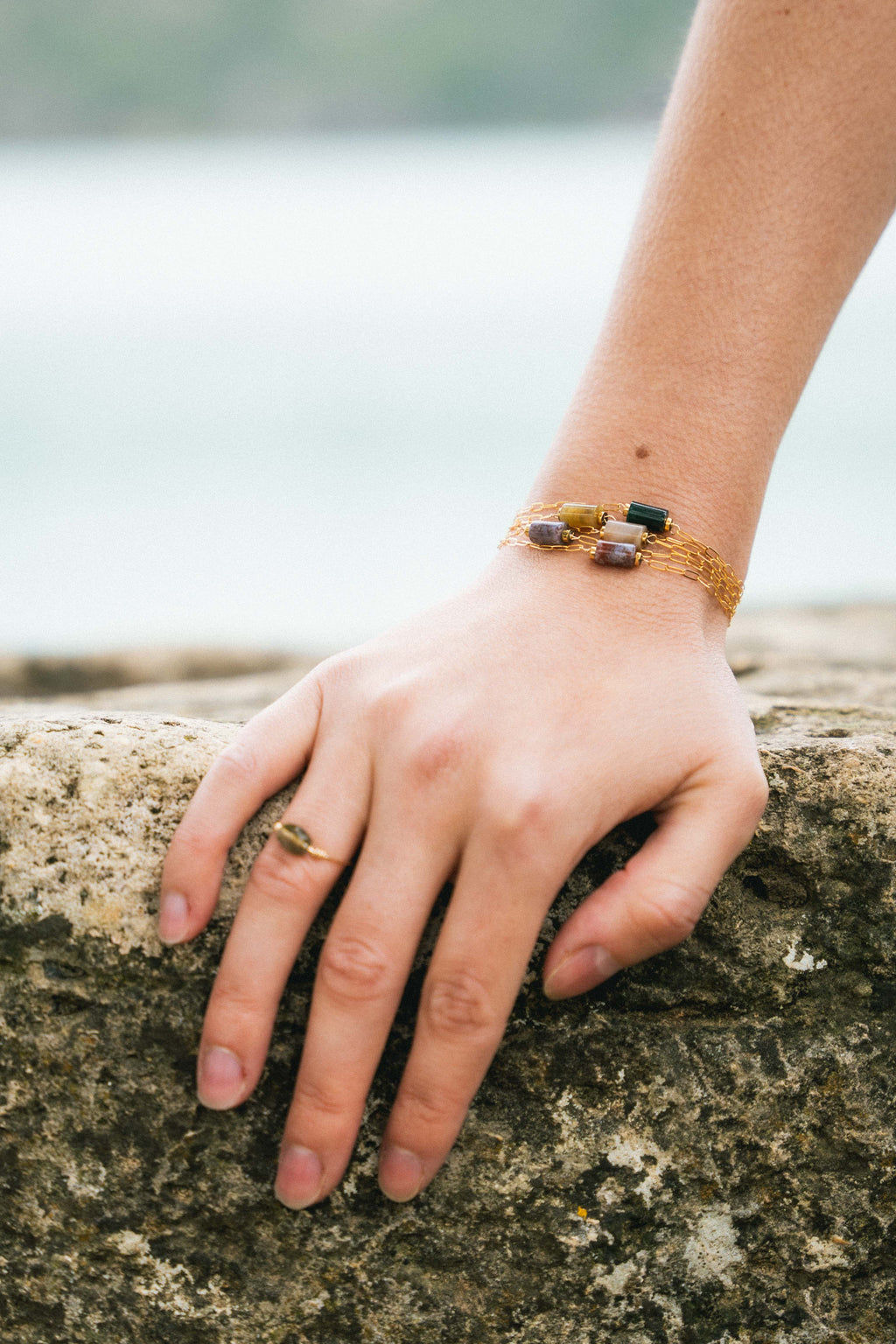 Bracelet Pistou, chaîne fine gold filled et perle d'agate – ËZÜ Bijoux