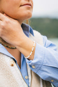 Bracelet Luno, perles de nacre blanche et hématite – ËZÜ Bijoux
