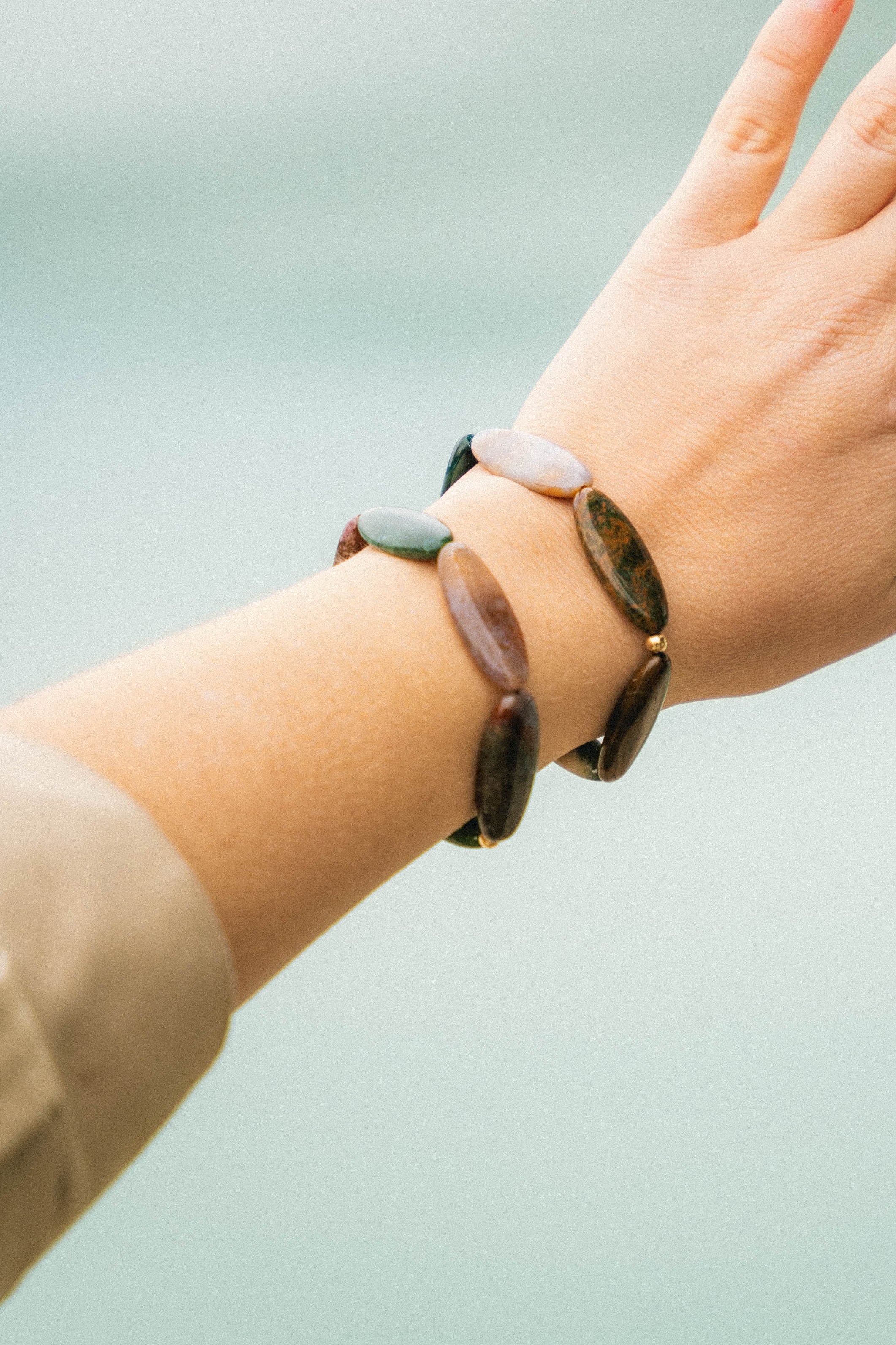 Ce bracelet est composé de grandes pierres semi-précieuses de forme ovale, sublimées par une perle en gold filled 14 carats qui apporte une touche lumineuse et élégante à l’ensemble.