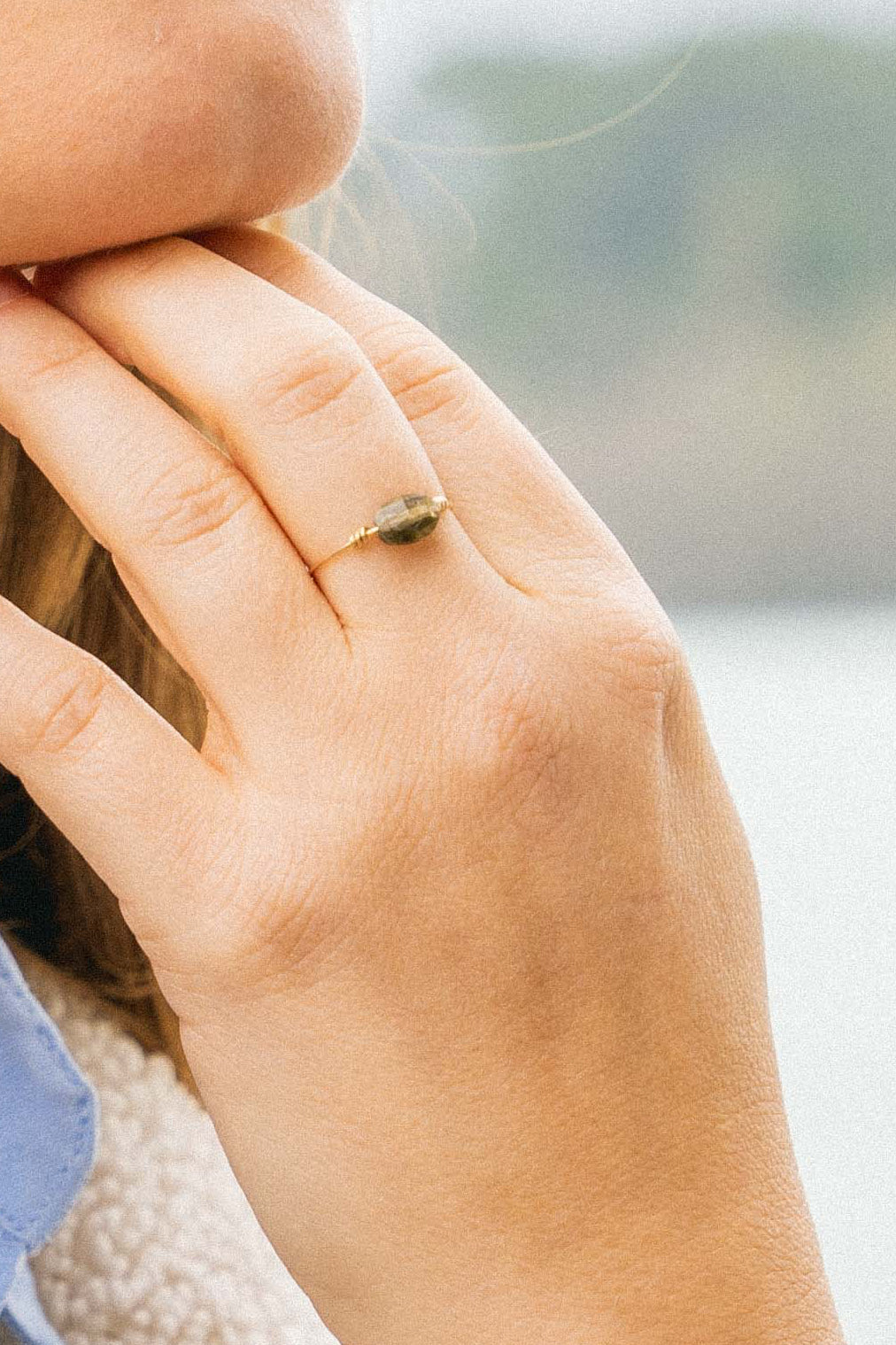 Cette bague met en valeur une petite pierre fine ovale facettée, dont les reflets naturels apportent lumière et délicatesse au bijou.

La pierre est délicatement maintenue par un fil en gold filled 14 carats, formant un design fin et épuré qui souligne la beauté de la pierre.