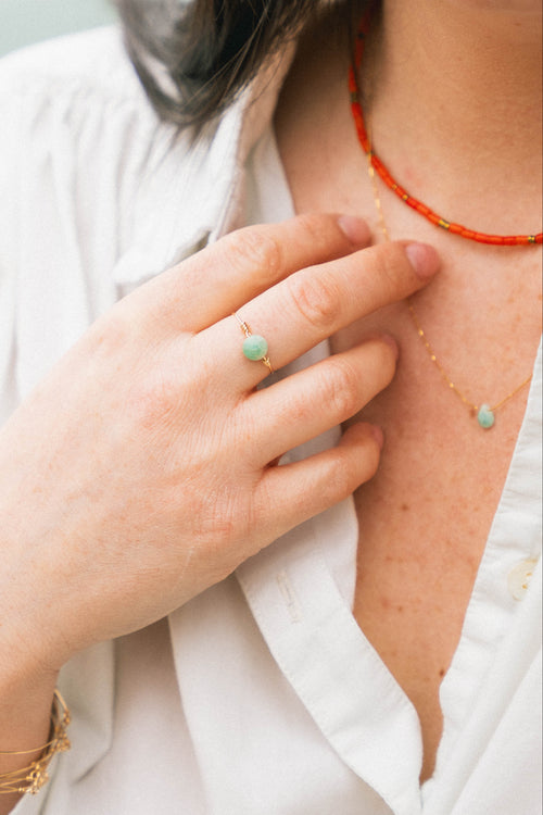 Cette bague délicate est composée d’une pierre facettée, montée sur un fil en gold filled, pour un bijou à la fois raffiné, lumineux et intemporel.