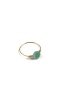 Cette bague délicate est composée d’une pierre facettée, montée sur un fil en gold filled, pour un bijou à la fois raffiné, lumineux et intemporel.