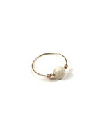 Cette bague délicate est composée d’une pierre facettée, montée sur un fil en gold filled, pour un bijou à la fois raffiné, lumineux et intemporel.
