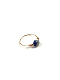Cette bague délicate est composée d’une pierre facettée, montée sur un fil en gold filled, pour un bijou à la fois raffiné, lumineux et intemporel.