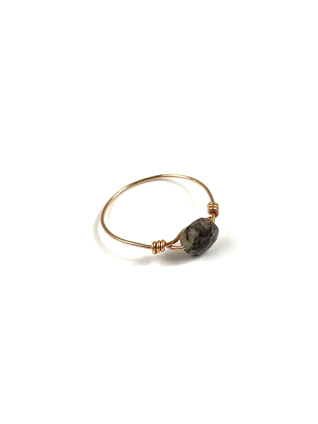 Cette bague délicate est composée d’une pierre facettée, montée sur un fil en gold filled, pour un bijou à la fois raffiné, lumineux et intemporel.