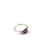 Cette bague délicate est composée d’une pierre facettée, montée sur un fil en gold filled, pour un bijou à la fois raffiné, lumineux et intemporel.