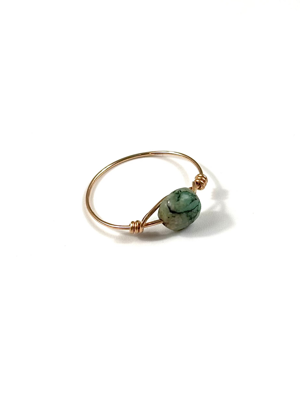Cette bague délicate est composée d’une pierre facettée, montée sur un fil en gold filled, pour un bijou à la fois raffiné, lumineux et intemporel.