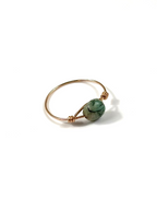 Cette bague délicate est composée d’une pierre facettée, montée sur un fil en gold filled, pour un bijou à la fois raffiné, lumineux et intemporel.