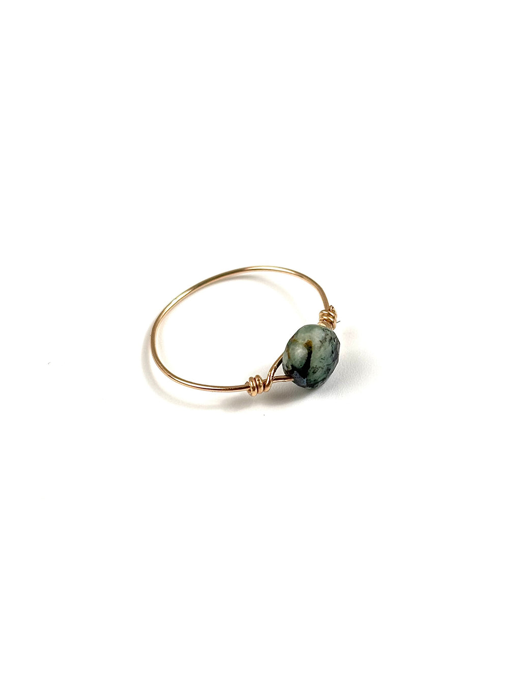 Cette bague délicate est composée d’une pierre facettée, montée sur un fil en gold filled, pour un bijou à la fois raffiné, lumineux et intemporel.