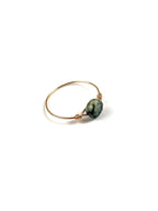 Cette bague délicate est composée d’une pierre facettée, montée sur un fil en gold filled, pour un bijou à la fois raffiné, lumineux et intemporel.