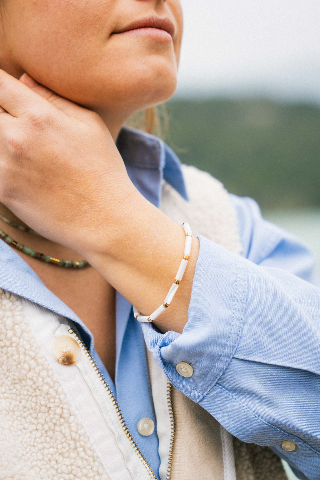 Ce bracelet délicat est composé de perles de nacre blanche aux reflets doux et lumineux, associées à des perles d’hématite qui apportent un contraste subtil et une touche d’éclat.