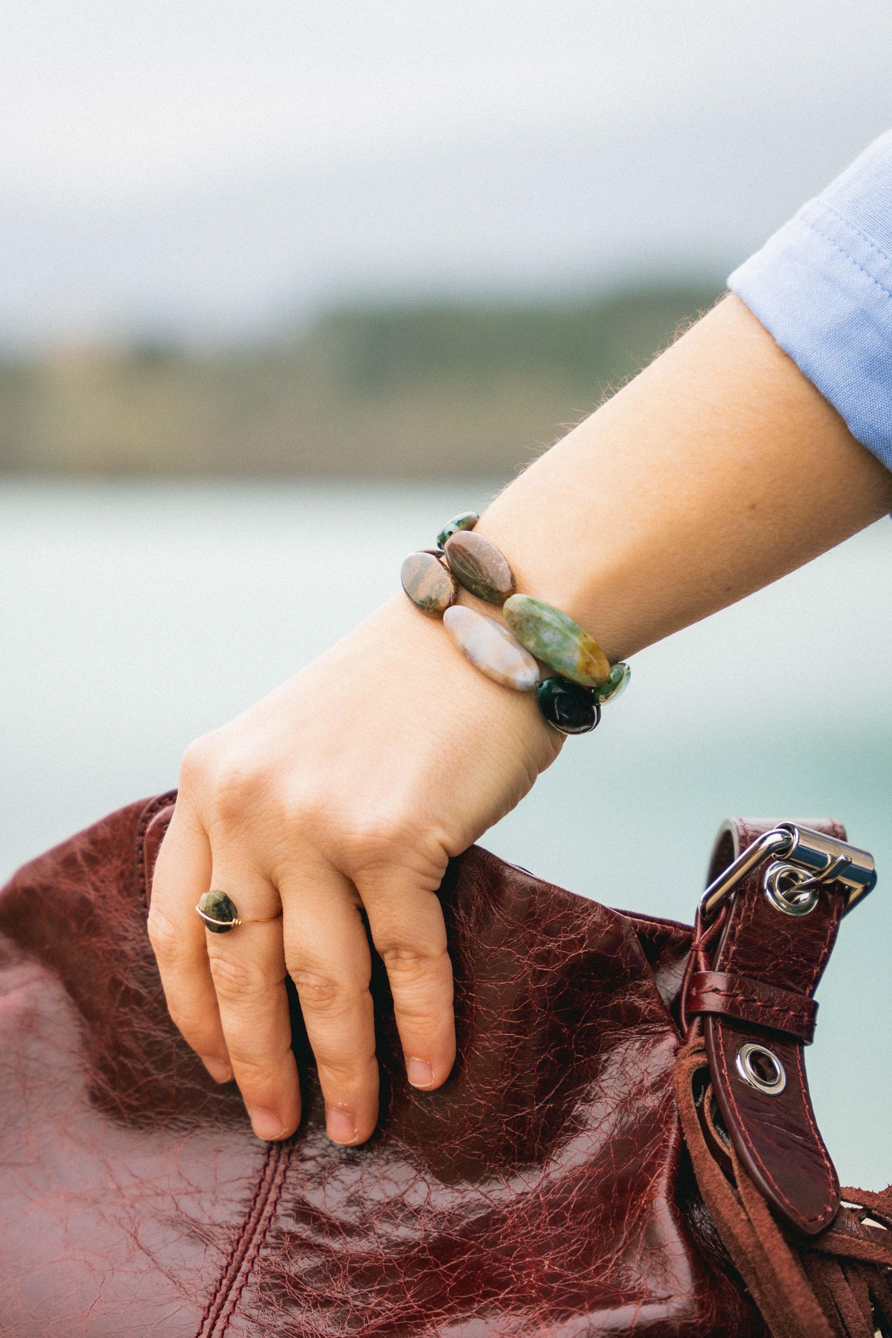 Ce bracelet est composé de grandes pierres semi-précieuses de forme ovale, sublimées par une perle en gold filled 14 carats qui apporte une touche lumineuse et élégante à l’ensemble.