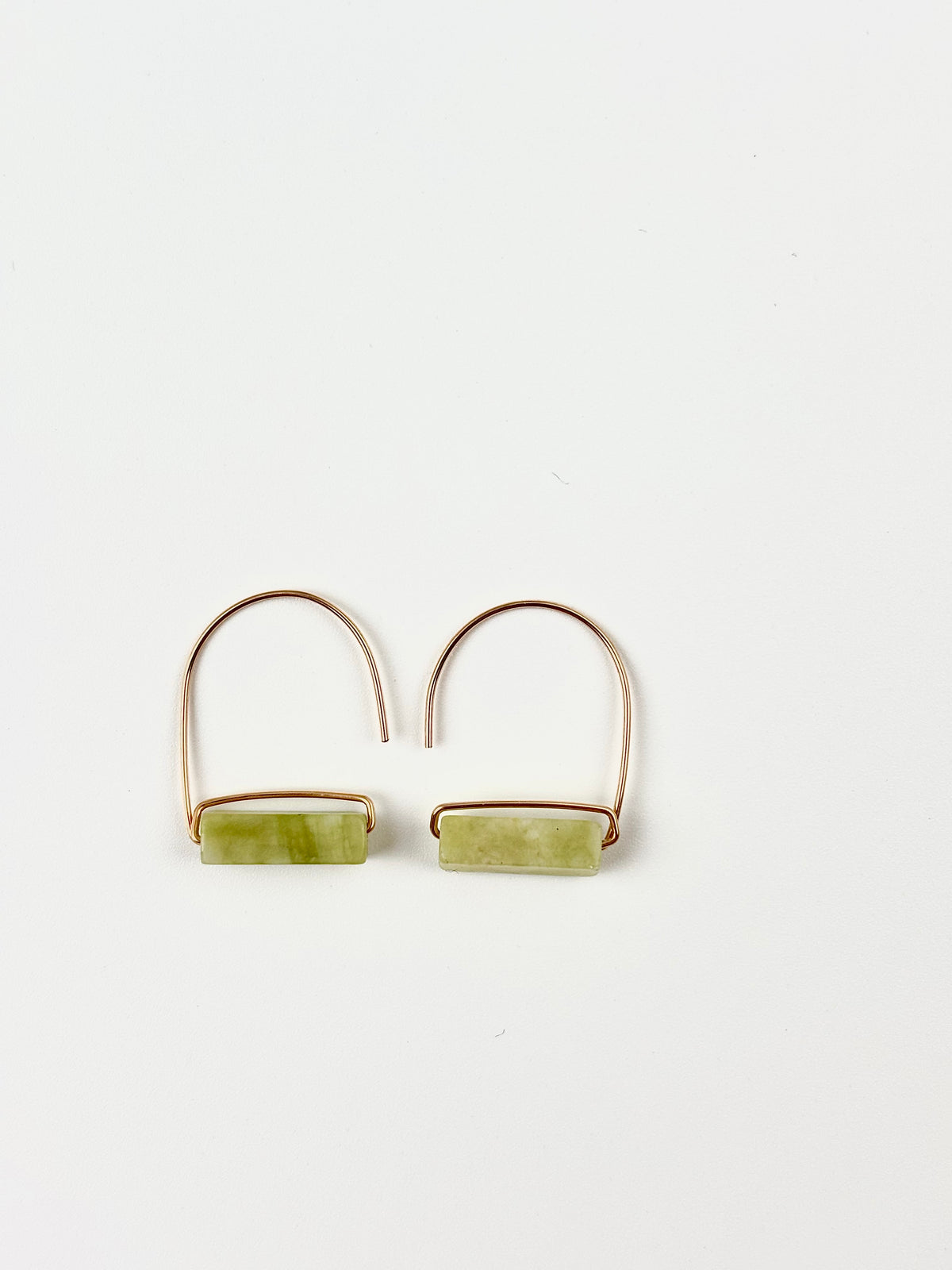 Petites créoles Banasto en gold filled et pierre naturelle suspendue – ËZÜ Bijoux
