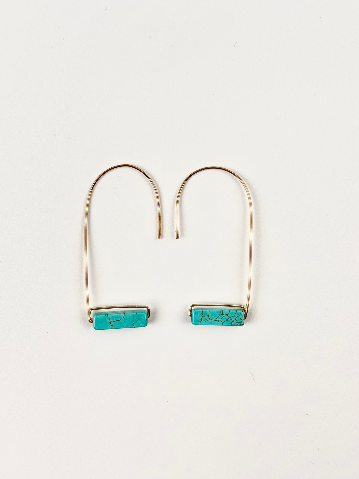 Petites créoles Banasto en gold filled et pierre naturelle suspendue – ËZÜ Bijoux