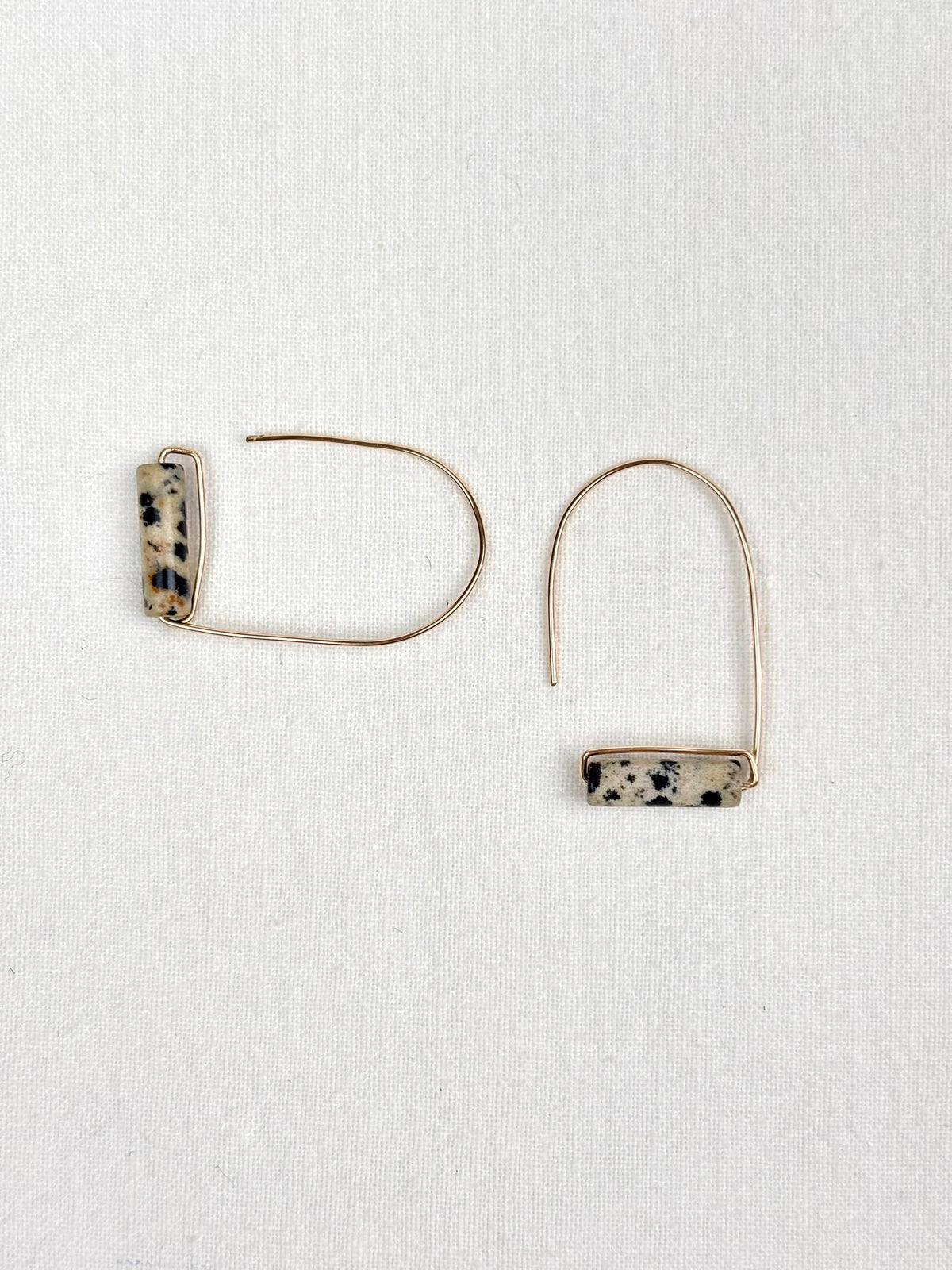 Petites créoles Banasto en gold filled et pierre naturelle suspendue – ËZÜ Bijoux