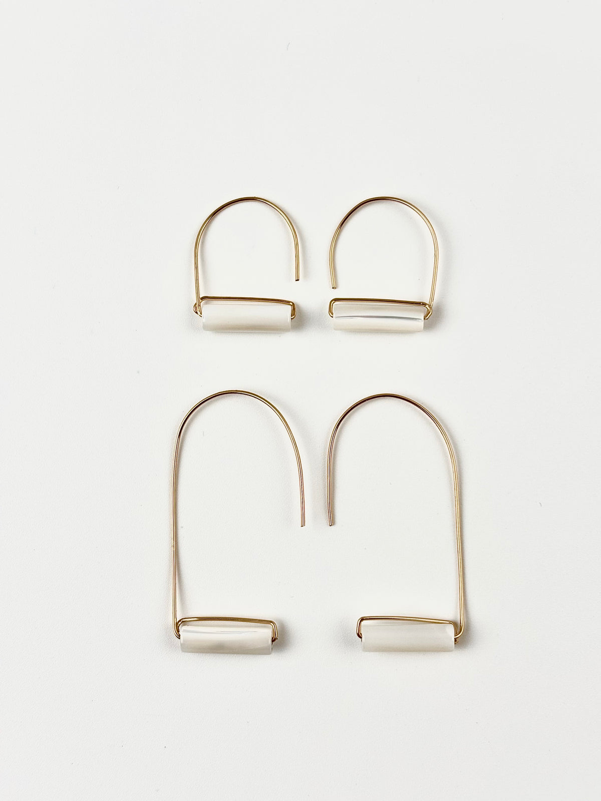 Petites créoles Banasto en gold filled et pierre naturelle suspendue – ËZÜ Bijoux