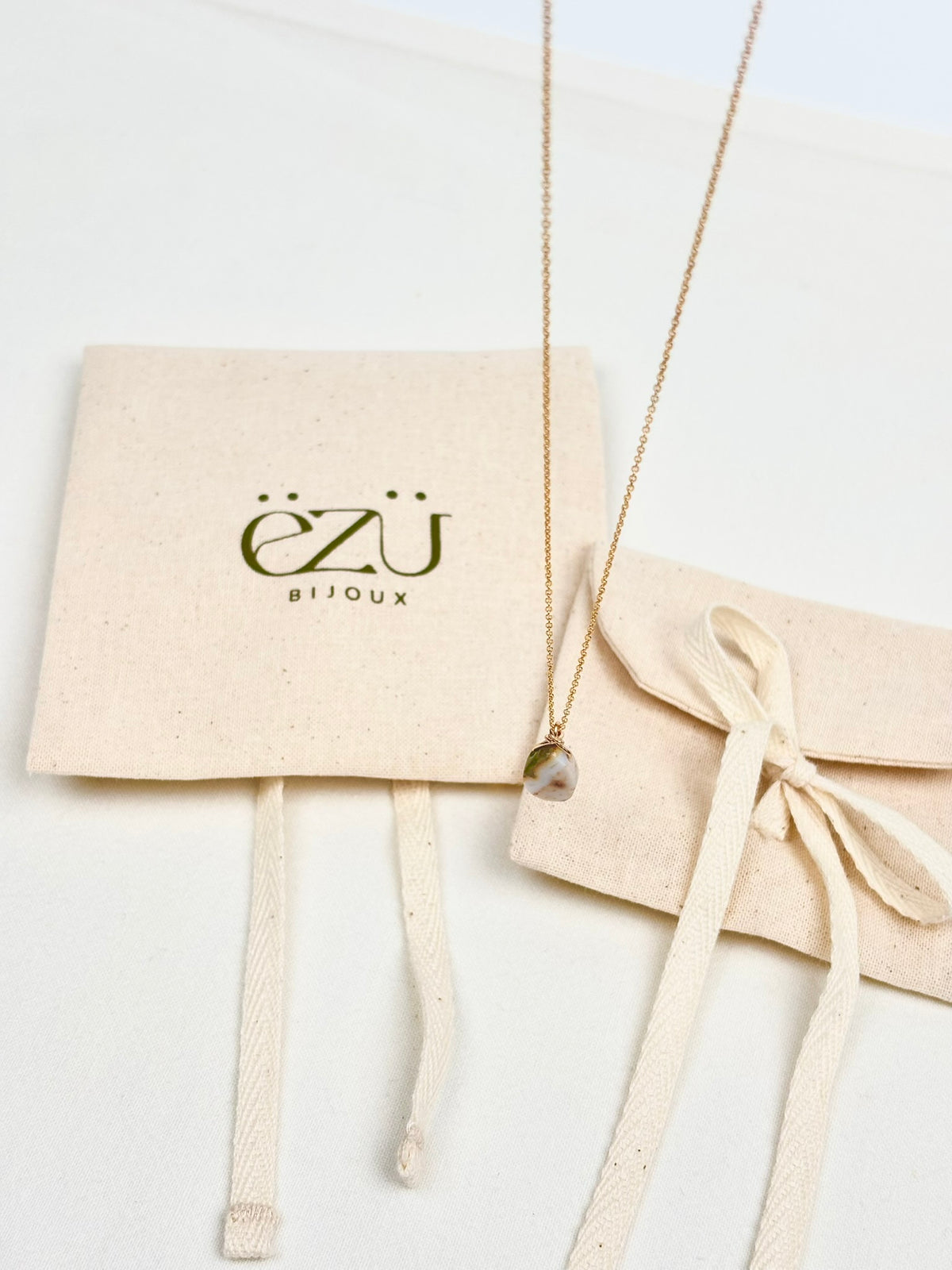 Sautoir Ribiero, pendentif goutte en jaspe océan et chaîne gold filled – ËZÜ Bijoux